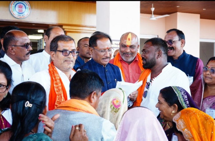 दुर्ग ग्रामीण विधायक ललित चंद्राकर  के नेतृत्व में दुर्ग ग्रामीण विधान सभा क्षेत्र के सरपंचों ने देखी विधान सभा सत्र की कार्यवाही