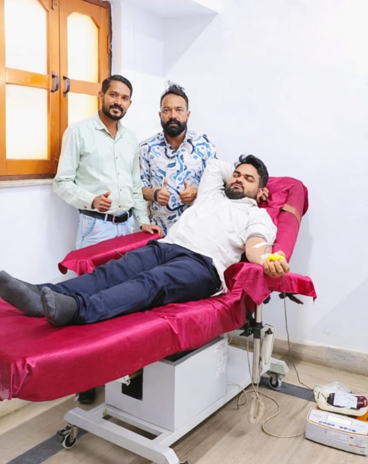 रमजान में इंसानियत की मिसाल: रोजा तोड़कर आरिफ अय्यूब ने किया रक्तदान, बचाई मरीज की जान