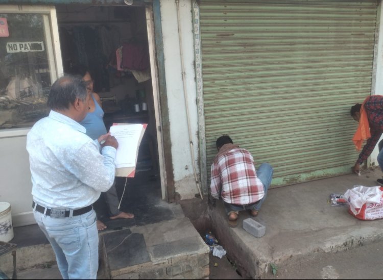 दुर्ग : किराया बकाया पर निगम की सख्ती: अग्रसेन चौक की 6 दुकानें सीलबंद