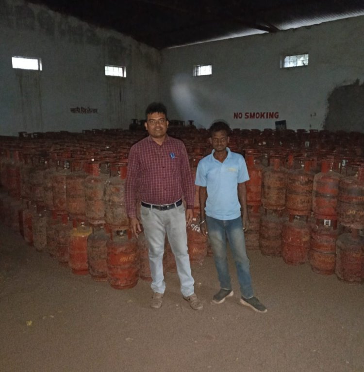 दुर्ग : पद्मनाभपुर की गोल्डन गैस एजेंसी पर कार्रवाई, स्टॉक में गड़बड़ी पर सैकड़ों सिलेंडर जब्त