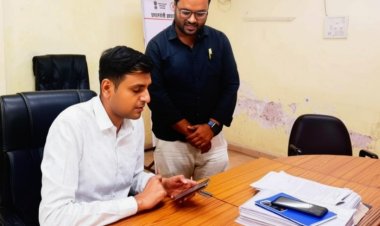 दुर्ग निगम कमिश्नर ने खुद किया स्व-गणना, नागरिकों को दिया डिजिटल भागीदारी का संदेश