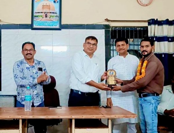 रक्तदान के क्षेत्र में उत्कृष्ट कार्य करने पर रेलवे ने किया दीपक का सम्मान