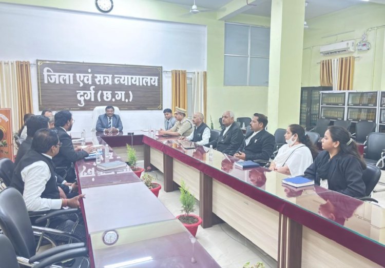 “न्याय में पारदर्शिता पर जोर: दुर्ग कोर्ट में अधिवक्ताओं की समीक्षा, पैरोल-फरलो मामलों पर हुई चर्चा”