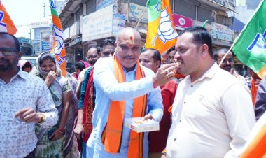 पश्चिम बंगाल, असम एवं पुडुचेरी में भाजपा की ऐतिहासिक जीत पर दुर्ग ग्रामीण विधायक ललित चंद्राकर ने उतई बाजार चौक में कार्यकर्ताओं संग मनाया जश्न
