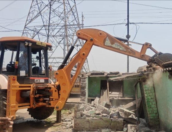 भिलाई : नाबालिक से दुष्कर्म के आरोपी किशोर चौहान उर्फ चेटा का अवैध मकान बुलडोजर से ध्वस्त