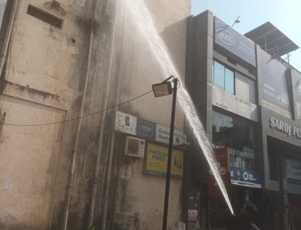 दक्षिण गंगोत्री में एवन इलेक्ट्रॉनिक्स में लगी आग, बड़ा हादसा टला