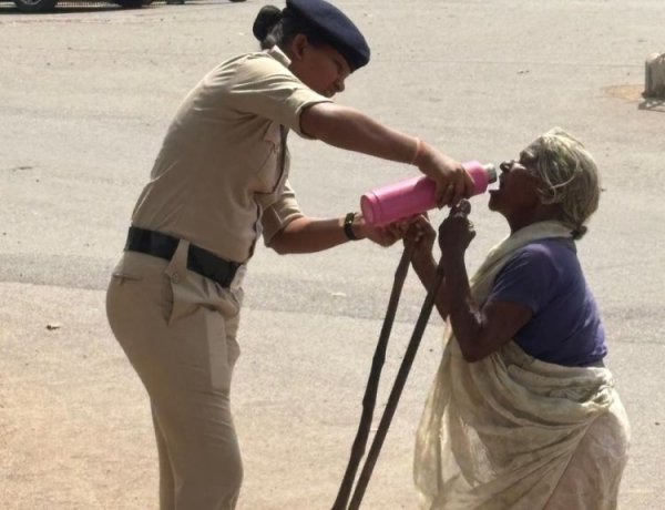 दुर्ग : राजेंद्र पार्क चौक पर महिला ट्रैफिक जवान की संवेदनशीलता, प्यास से व्याकुल वृद्धा की ऐसे की मदद