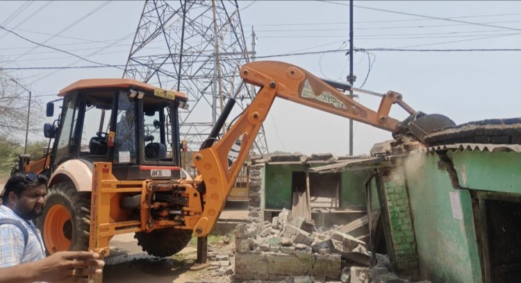 भिलाई : नाबालिक से दुष्कर्म के आरोपी किशोर चौहान उर्फ चेटा का अवैध मकान बुलडोजर से ध्वस्त