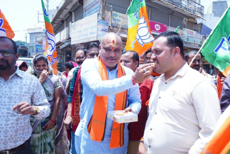 पश्चिम बंगाल, असम एवं पुडुचेरी में भाजपा की ऐतिहासिक जीत पर दुर्ग ग्रामीण विधायक ललित चंद्राकर ने उतई बाजार चौक में कार्यकर्ताओं संग मनाया जश्न