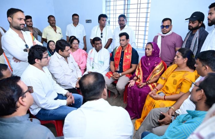 फूलबासन बाई से मिले विधायक देवेंद्र यादव, बोले– यह सरकार के लिए शर्मनाक घटना