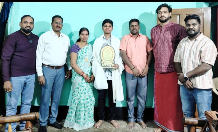 दुर्ग जिले में तीसरा स्थान पाने वाले मेधावी छात्र एस. कोरमा राव का सम्मान