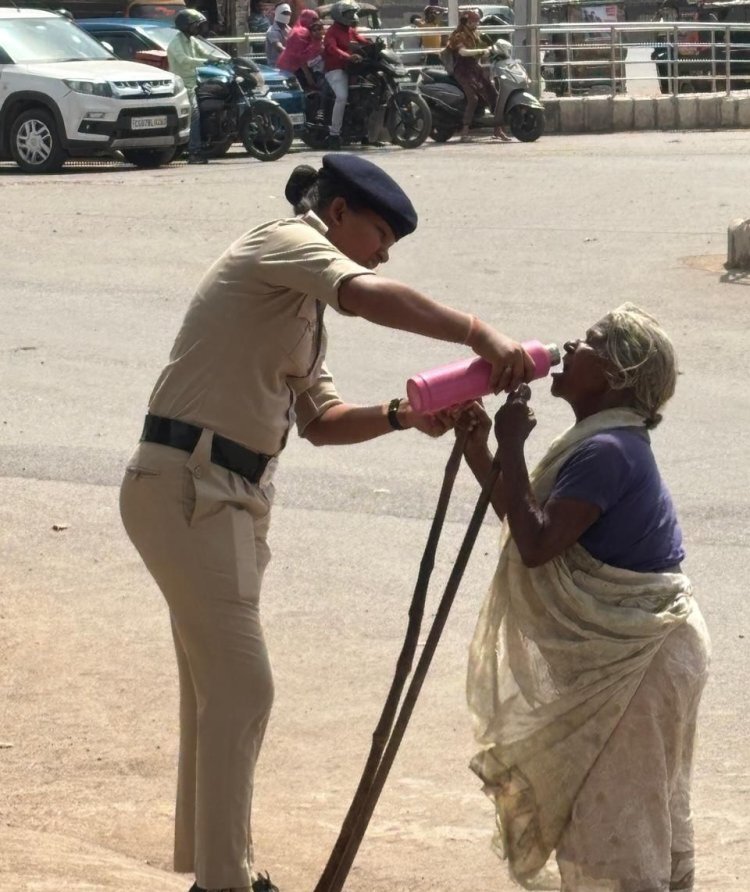 दुर्ग : राजेंद्र पार्क चौक पर महिला ट्रैफिक जवान की संवेदनशीलता, प्यास से व्याकुल वृद्धा की ऐसे की मदद