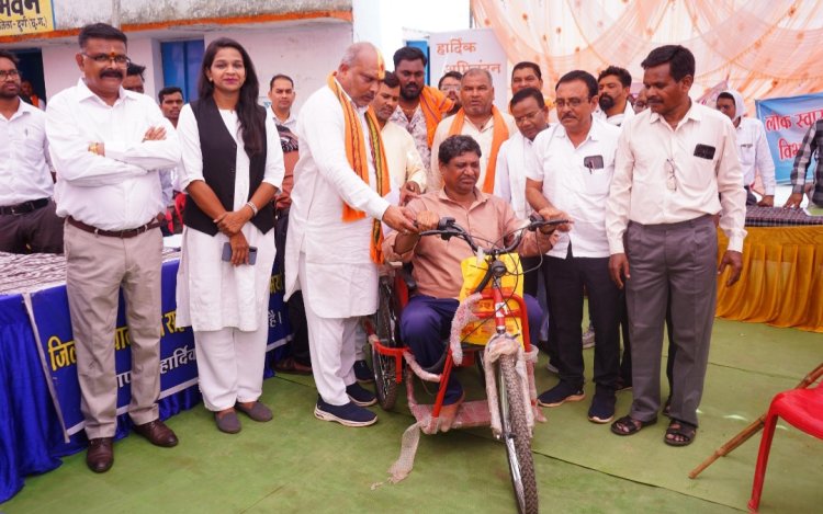 विधायक ललित चन्द्राकर ने दिव्यांग संतोष कुमार ठाकुर को प्रदान की बैटरी चलित ट्राइसिकल