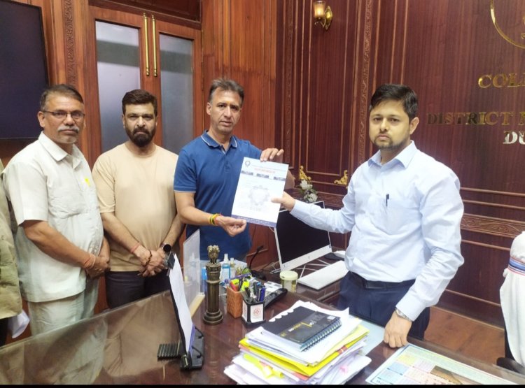 नवीन ट्रेड लाइसेंस व्यवस्था पर व्यापारियों ने रखा सुझाव, जिलाधीश को सौंपा ज्ञापन