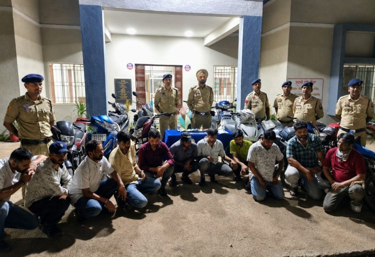 दुर्गः मंकी रिजॉर्ट के पीछे चल रहे जुआ फड़ पर पुलगांव पुलिस की रेड, 15 आरोपी गिरफ्तार
