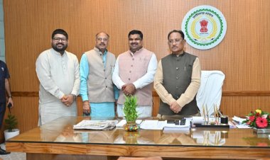 मुख्यमंत्री विष्णु देव साय को बोल बम समिति के संयोजक जितेन्द्र वर्मा ने 17 अगस्त को आयोजित विशाल बोल बम कांवर यात्रा में किया आमंत्रित