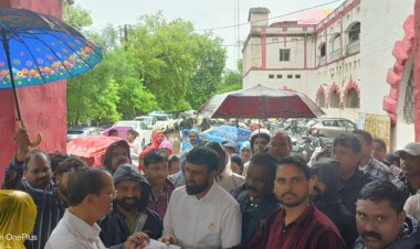 दुर्ग में स्वास्थ्य कर्मियों ने वेतन विसंगति, विभागीय पदोन्नति और नियमित भर्ती की मांग को लेकर किया सांकेतिक प्रदर्शन