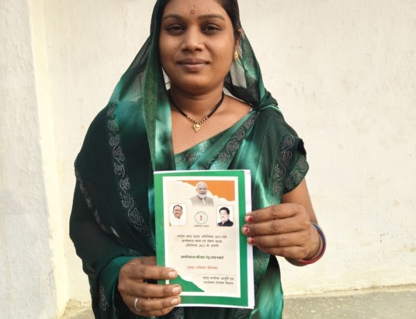 सीएम हेल्पलाइन 1076 से बनी बात, अभिषेक चतुर्वेदी के परिवार को मिला राशन कार्ड