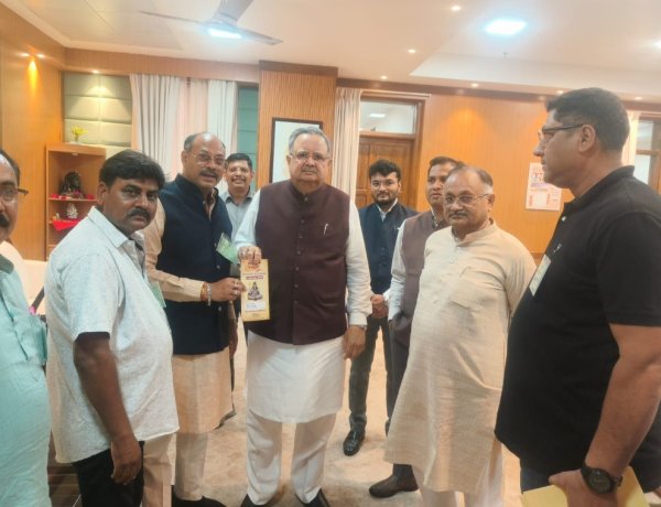 17 अगस्त की विशाल कांवर यात्रा में शामिल होने डॉ. रमन सिंह को जितेन्द्र वर्मा ने दिया निमंत्रण