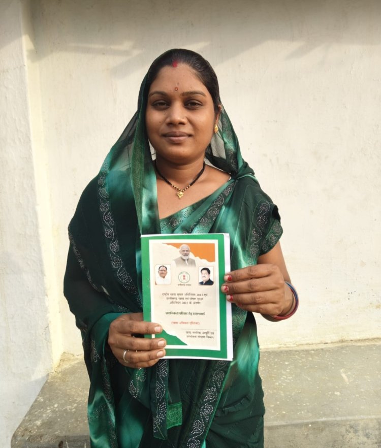 सीएम हेल्पलाइन 1076 से बनी बात, अभिषेक चतुर्वेदी के परिवार को मिला राशन कार्ड