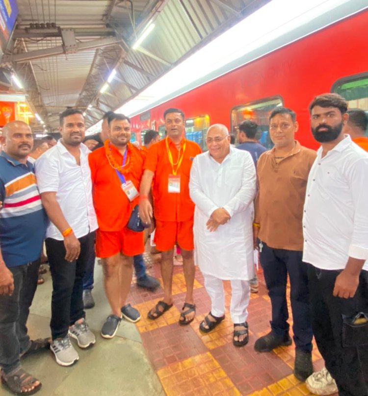 युवक कांग्रेस अध्यक्ष के प्रमुख दावेदार ऋषि साहू ने बाबा धाम जा रहे श्रद्धालुओं का किया अभिनंदन