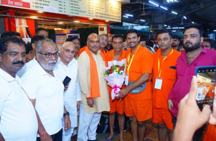 दुर्ग से बाबा बैद्यनाथ धाम के लिए रवाना हुआ 200 शिवभक्तों का पहला जत्था, बोलबम से गूंजा रेलवे स्टेशन