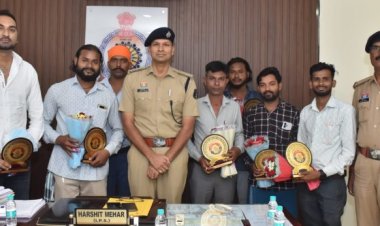 दुर्ग पुलिस की अनूठी पहल, हत्या और लूटकांड के खुलासे में सहयोग देने वाले नागरिकों को स्मृति चिन्ह देकर किया सम्मानित
