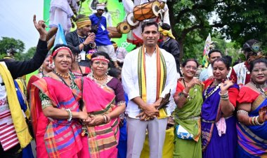 विश्व आदिवासी दिवस पर भिलाई में गूंजा आदिवासी संस्कृति का गौरव, रैली में शामिल हुए देवेंद्र यादव