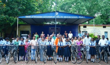 रिसाली के आत्मानंद स्कूल में 61 छात्राओं को मिली साइकिल, ललित चंद्राकर ने दिया शिक्षा और संस्कार का संदेश