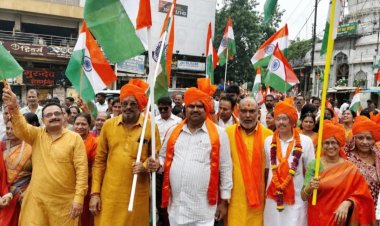 दुर्ग में निकली भव्य तिरंगा यात्रा, जेआरडी स्कूल मैदान से शहीद चौक तक गूंजे भारत माता के जयकारे; जनप्रतिनिधियों, युवाओं और सैकड़ों नागरिकों ने दिखाया राष्ट्रभक्ति का जज्बा