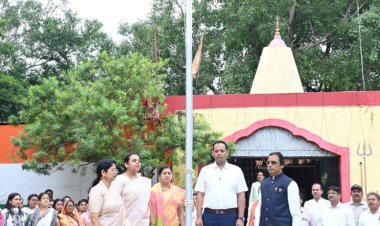 नगर निगम मुख्यालय में महापौर अलका बाघमार ने फहराया तिरंगा, उत्कृष्ट कार्य करने वाले अधिकारी-कर्मचारी हुए सम्मानित