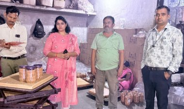 दुर्ग में खाद्य सुरक्षा को लेकर बड़ी कार्रवाई: बिना वैध अनुज्ञप्ति संचालित प्रतिष्ठान सील, बेसन बर्फी-मेसूर पाक के नमूने जांच के लिए रवाना