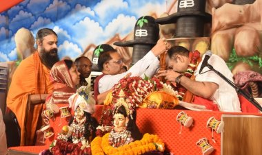 भिलाई में शिव महापुराण कथा के अंतिम दिन सपत्नीक पहुंचे मुख्यमंत्री विष्णुदेव साय, बोले- भगवान महादेव की कृपा से छत्तीसगढ़ में खुशहाली और समृद्धि