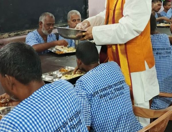 फील परमार्थम् में सादगी से मना जन्मदिन, डॉ. महेश शर्मा ने निराश्रितों के बीच बांटी खुशियां
