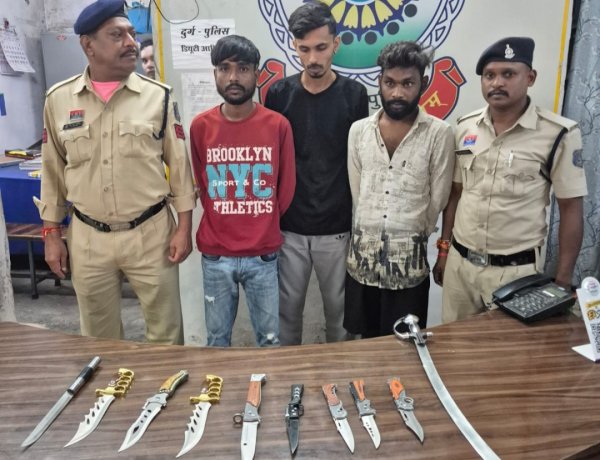 अपराध से पहले वार: दुर्ग पुलिस की चेकिंग में 05 पकड़े गए, 10 धारदार हथियार जप्त
