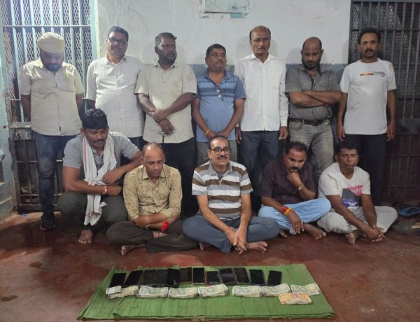 घर में चल रहा था जुआ का फड़, दुर्ग पुलिस ने मारा छापा; 12 आरोपी गिरफ्तार, ₹3.16 लाख से अधिक नगद समेत ₹5.16 लाख की सामग्री जब्त