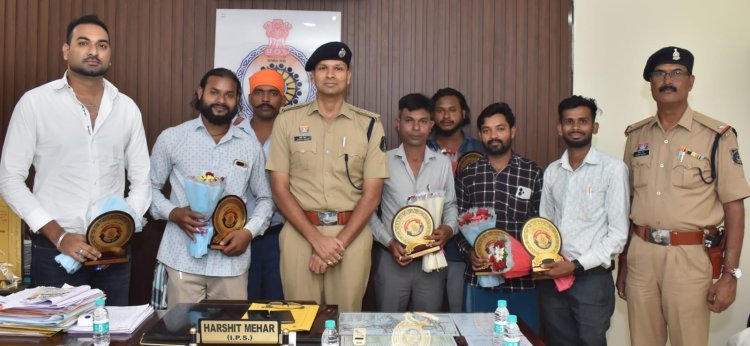 दुर्ग पुलिस की अनूठी पहल, हत्या और लूटकांड के खुलासे में सहयोग देने वाले नागरिकों को स्मृति चिन्ह देकर किया सम्मानित