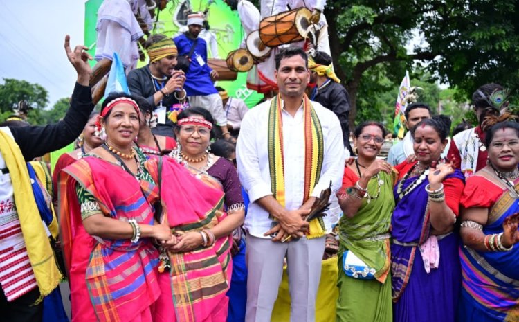 विश्व आदिवासी दिवस पर भिलाई में गूंजा आदिवासी संस्कृति का गौरव, रैली में शामिल हुए देवेंद्र यादव