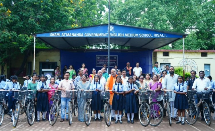 रिसाली के आत्मानंद स्कूल में 61 छात्राओं को मिली साइकिल, ललित चंद्राकर ने दिया शिक्षा और संस्कार का संदेश