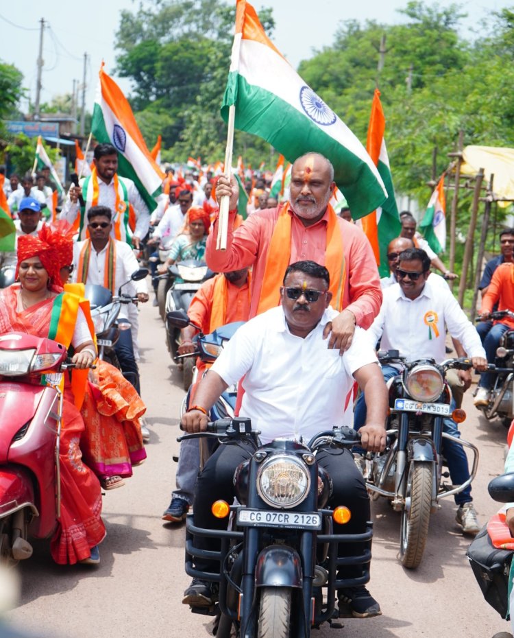 उतई में गूंजा भारत माता का जयघोष, निकली भव्य तिरंगा यात्रा; विधायक ललित चंद्राकर ने थामा तिरंगा, विधायक ललित चंद्राकर के नेतृत्व में उमड़ा राष्ट्रभक्ति का सैलाब