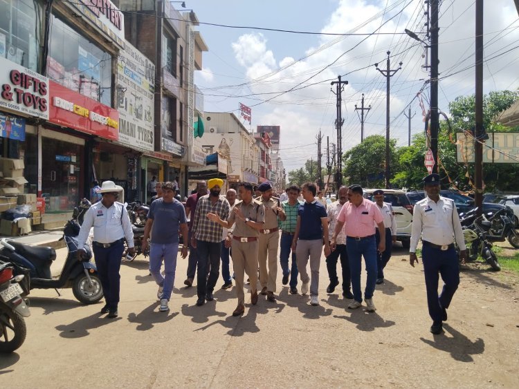 सड़क पर पार्किंग और अतिक्रमण पर शिकंजा, सुपेला में ट्रैफिक सुधार को लेकर पुलिस-व्यापारियों की बैठक