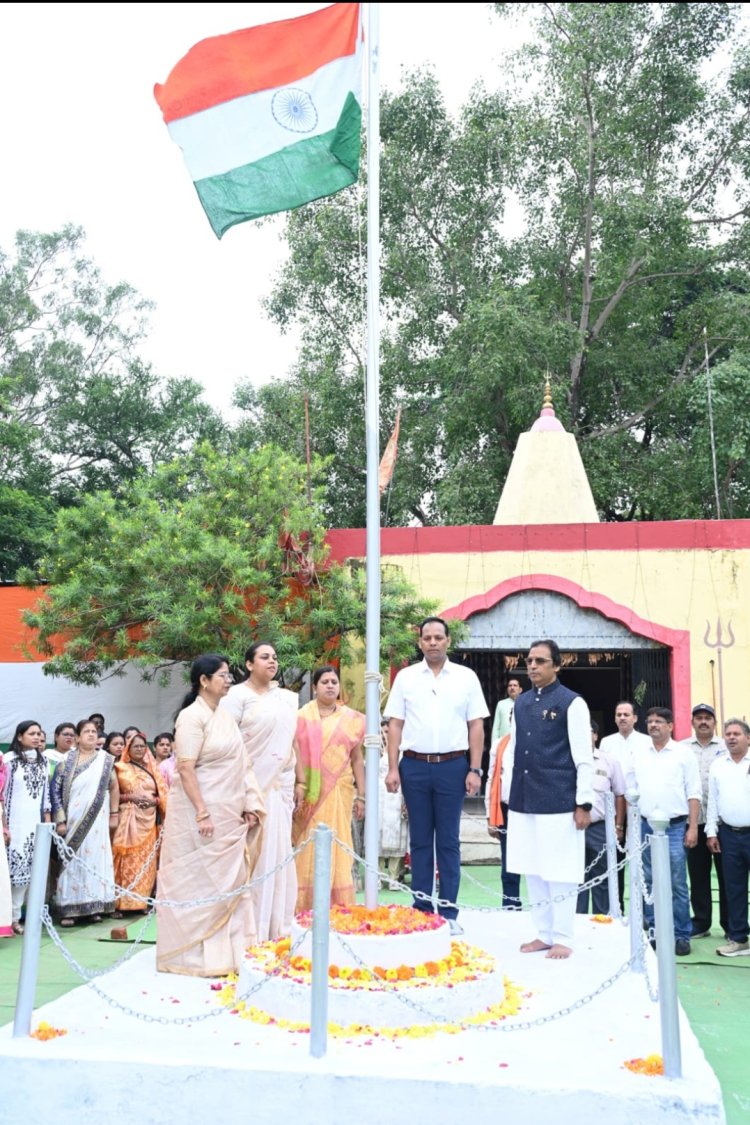 नगर निगम मुख्यालय में महापौर अलका बाघमार ने फहराया तिरंगा, उत्कृष्ट कार्य करने वाले अधिकारी-कर्मचारी हुए सम्मानित