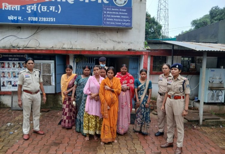 सिविक सेंटर भिलाई के जयंती स्टेडियम में शिवमहापुराण कथा के दौरान पुलिस की सतर्कता, संदिग्ध रूप से घूम रही 7 महिलाओं पर प्रतिबंधात्मक कार्रवाई