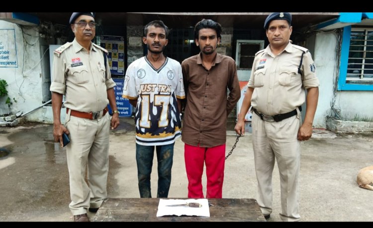 समोसा ठंडा होने की बात पर विवाद, युवक पर धारदार हथियार से जानलेवा हमला; दो आरोपी गिरफ्तार