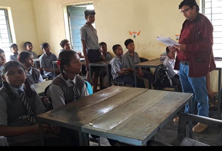 दुर्ग जिले के स्कूलों में शैक्षिक सुधार की कवायद तेज, डाइट के मार्गदर्शन में शिक्षक करा रहे नई तकनीकों से पढ़ाई और अभ्यास