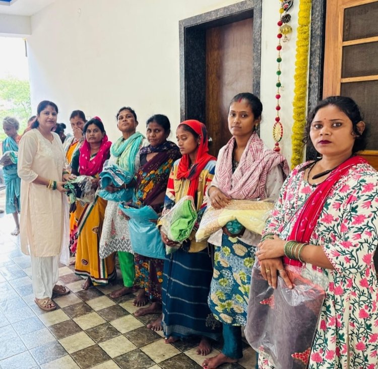 सावन सोमवार पर भक्ति में डूबा सिंधिया नगर, रुद्राभिषेक के साथ वृद्धजनों व कामकाजी दीदियों को बांटे सावन उपहार