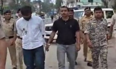 अंबिकापुर में IPS के बेटे से मारपीट का मामला: दो आरोपी गिरफ्तार, हथकड़ी पहनाकर पुलिस ने निकाला जुलूस; कोर्ट ने भेजा जेल