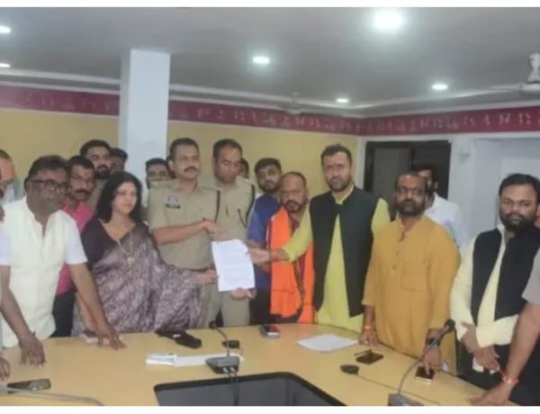रायपुर महापौर पर सोशल मीडिया में अश्लील टिप्पणी, भाजपा पार्षद पहुंचे थाना; आरोपी की तलाश में जुटी पुलिस