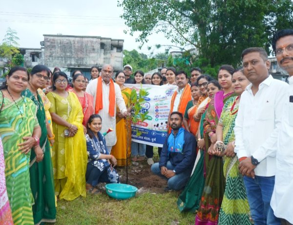 “76 पौधे, स्वच्छता का संदेश और पर्यावरण संरक्षण का संकल्प… कृष्णा कुंज रिसाली पहुंचे विधायक ललित चंद्राकर”
