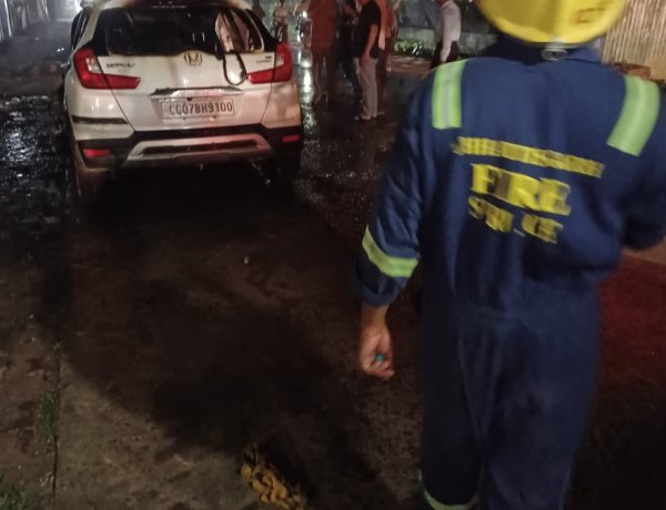 पद्मनाभपुर मिनी स्टेडियम के पास चलती कार में लगी आग, सवार ने समय रहते बाहर निकलकर बचाई जान